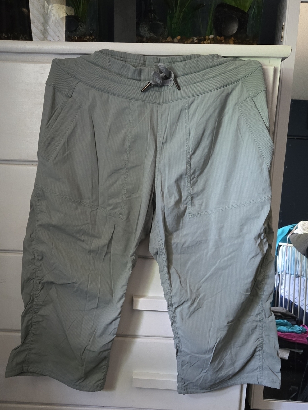Lululemon Studio Crop *No Liner GreenGrey